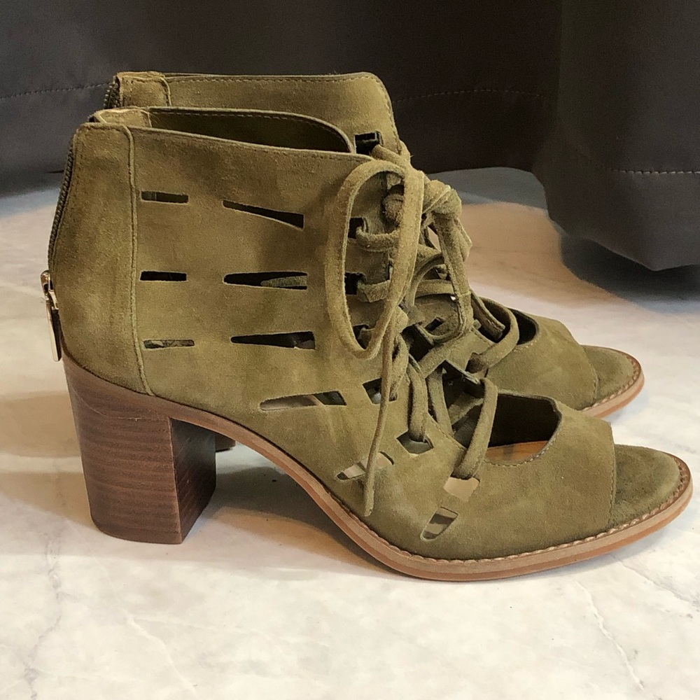 Vince Camuto Olive Suede lace up sandal with block heel size 5.5